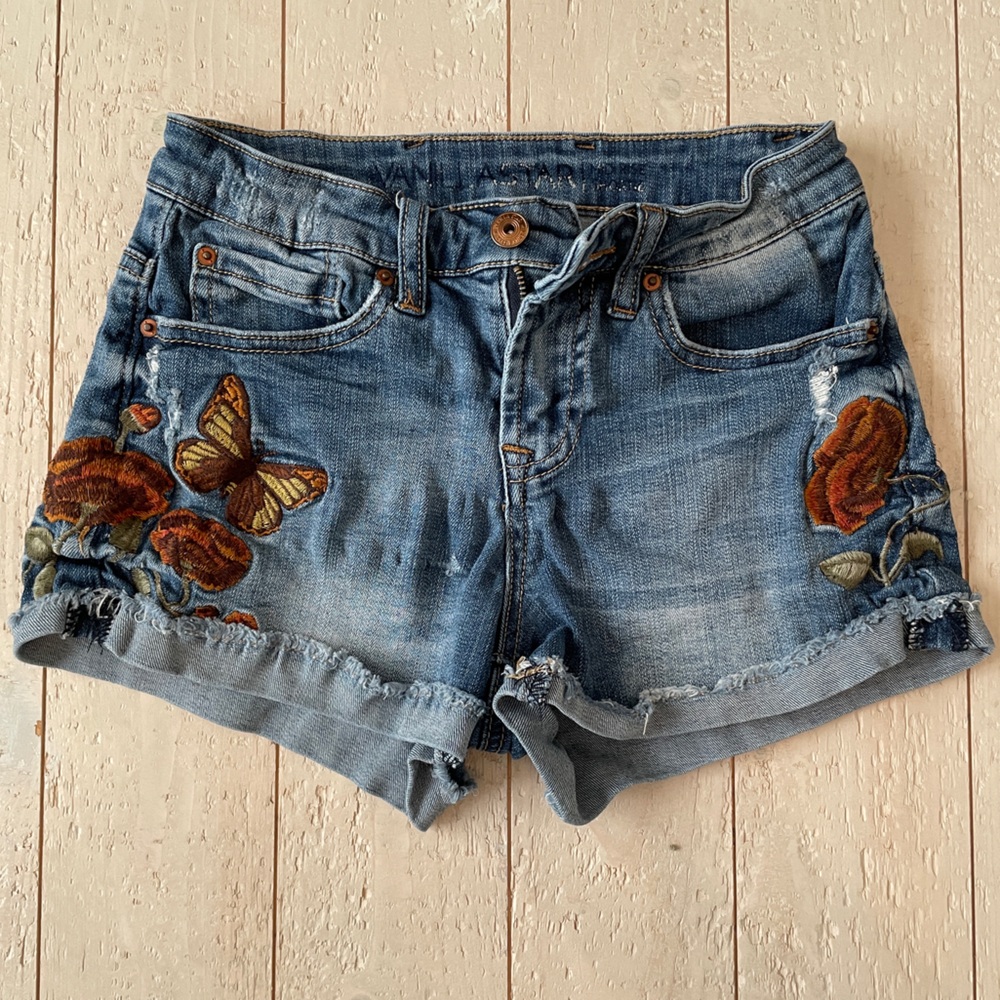 Vanilla Star Embroidered, Mid-Rise, Denim Shorts Size 0